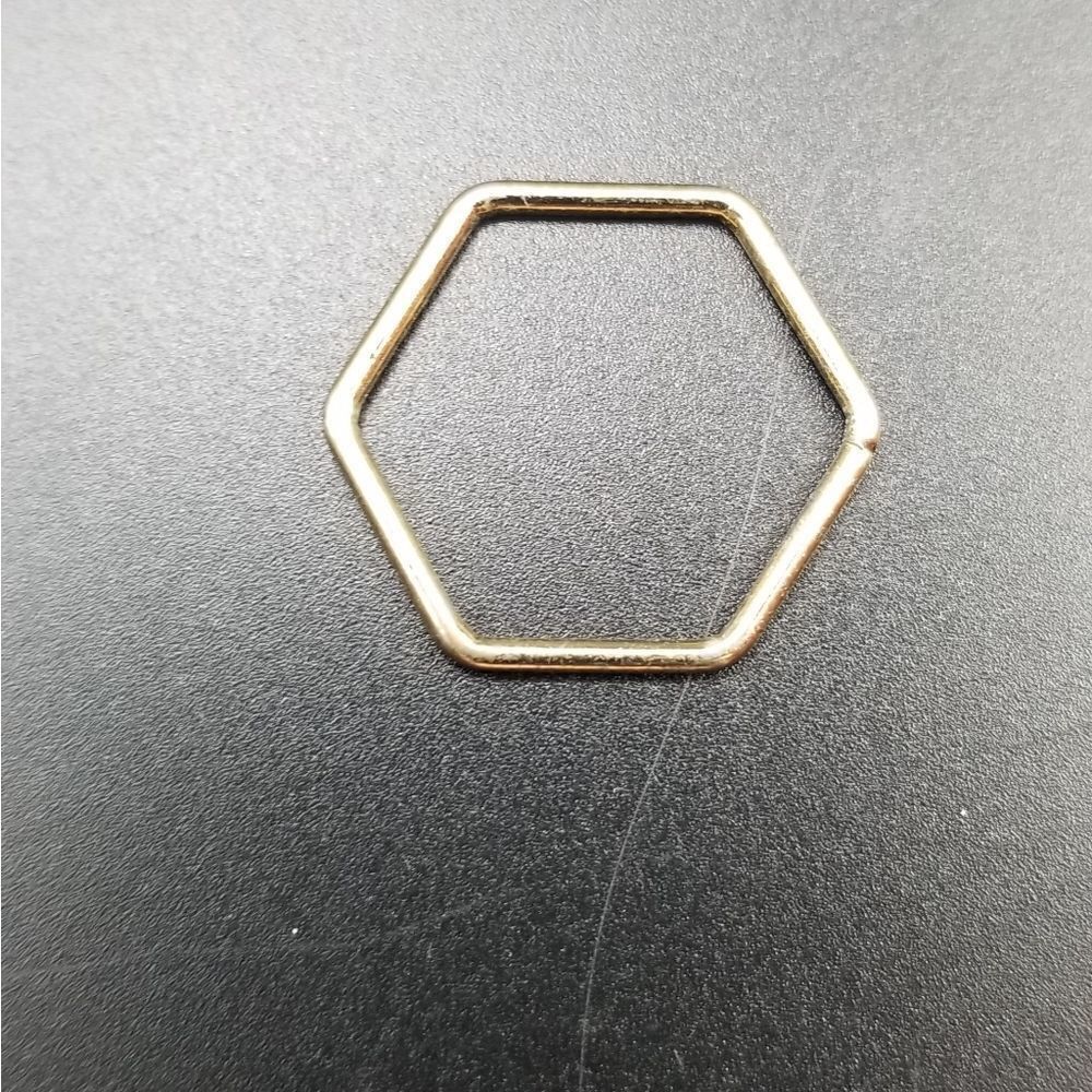 😮 Hexagon ring size 6 unique and stunning piece! R146